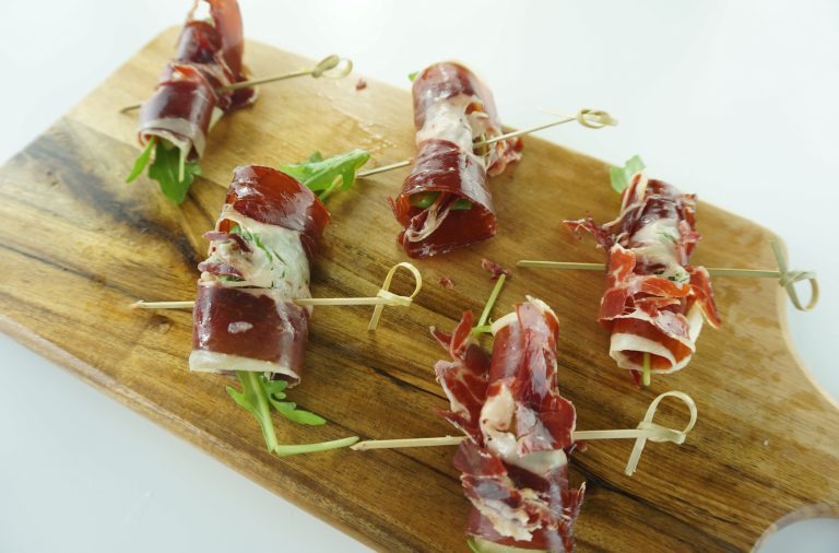 Rolls de jambon pata negra à la poire et roquette