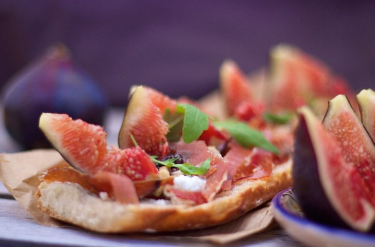 Bouchées aux figues et Jambon Pata Negra saupoudré de Basilic